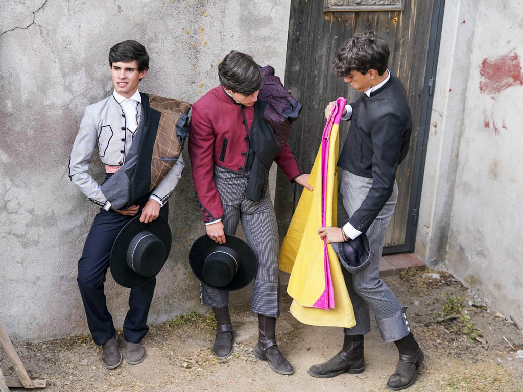 Alumnos de la Escuela Provincial de Tauromaquia, en el patio de cuadrilla de Valsaín. / MIGUEL ÁNGEL FERNÁNDEZ