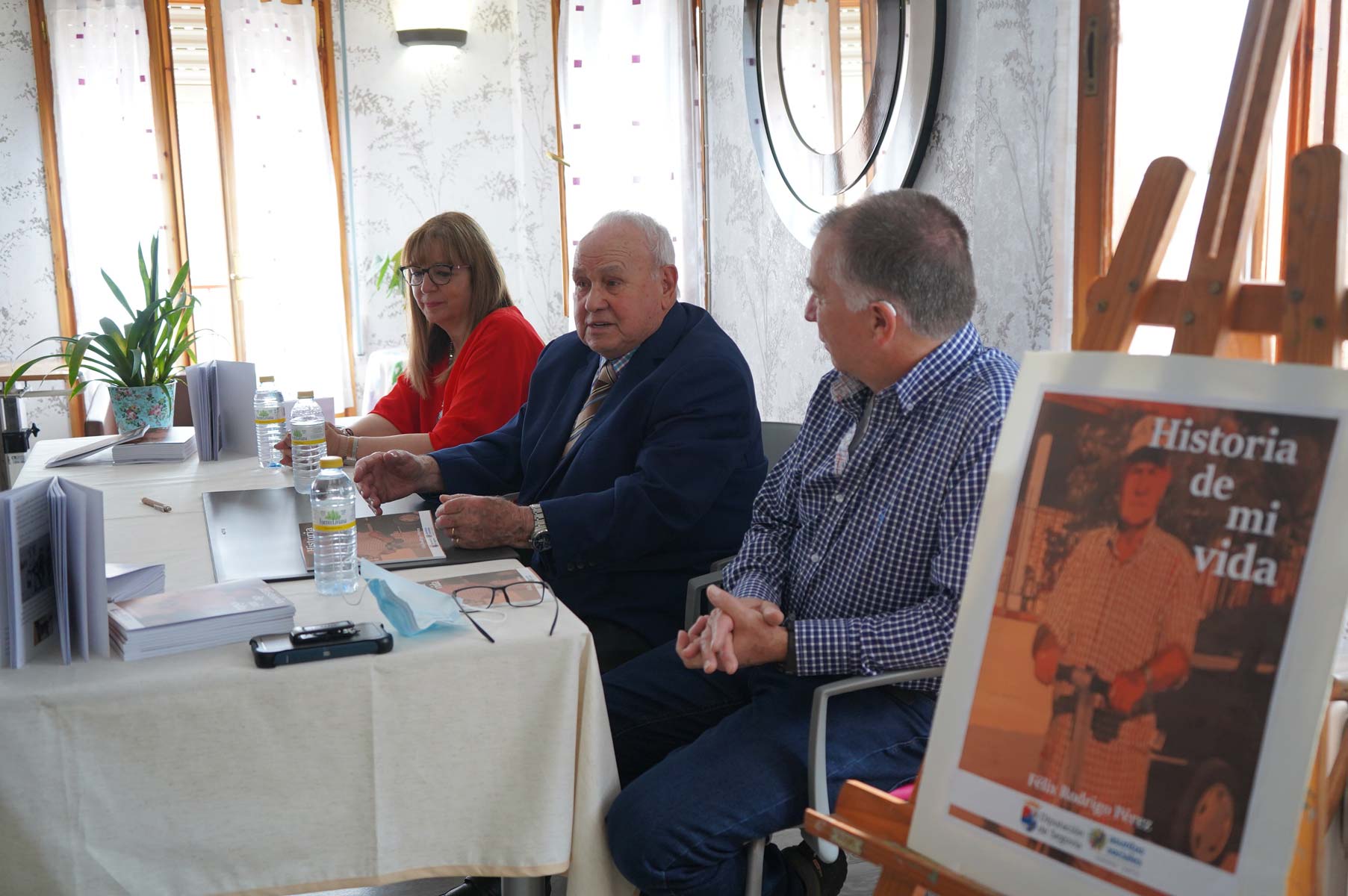 A sus 93 años Félix Rodrigo presenta su ilusión, ‘La Historia de mi vida’, en el salón de la Unidad de Convivencia.