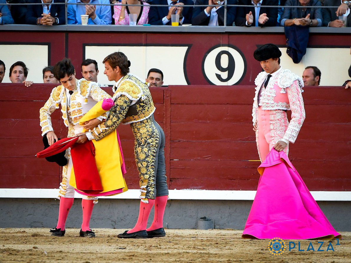 Ceremonia de alternativa de Álvaro Alarcón de manos de El Juli y en presencia de Roca Rey. / PLAZA 1