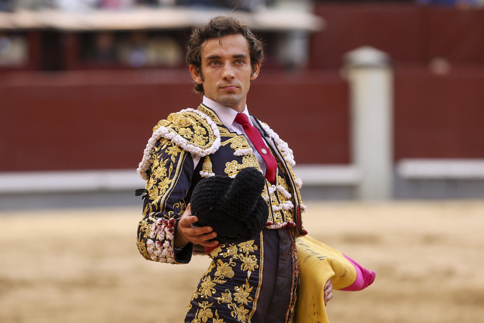 El novillero Álvaro Burdiel saluda tras la faena al segundo de los de su lote, durante la corrida de la Feria de San Isidro celebrada este martes en la plaza de toros de Las Ventas, en Madrid. EFE/Kiko Huesca