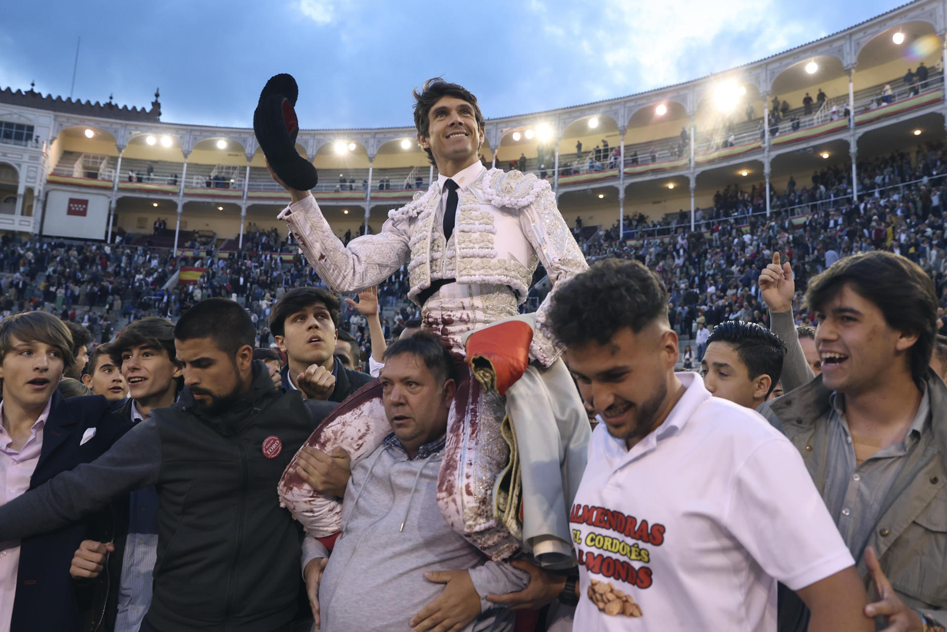 El diestro francés Sebastián Castella sale a hombros tras la novena jornada de la Feria de San Isidro. EFE/ Kiko Huesca