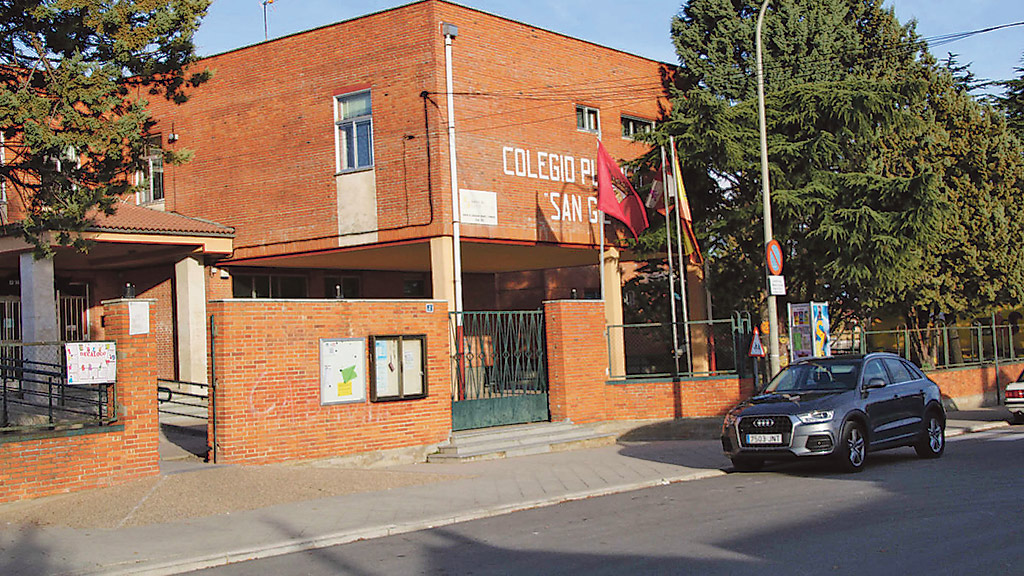 Fachada principal del CEIP San Gil de Cuéllar. / C. N.