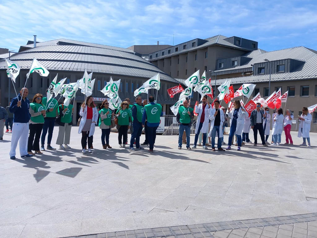 Concentración a las puertas del Hospital General de Segovia. / EL ADELANTADO