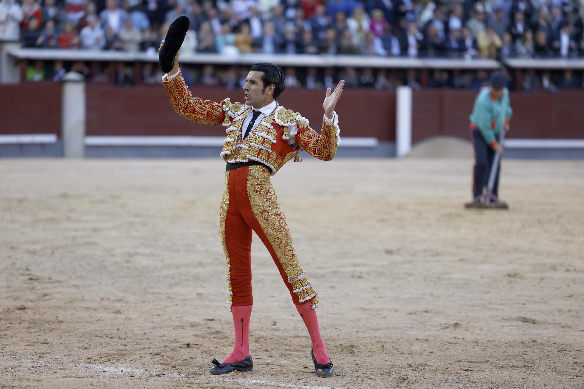 El extremeño Emilio de Justo recoge una ovación de Las Ventas. / EFE - JUANJO MARTÍN