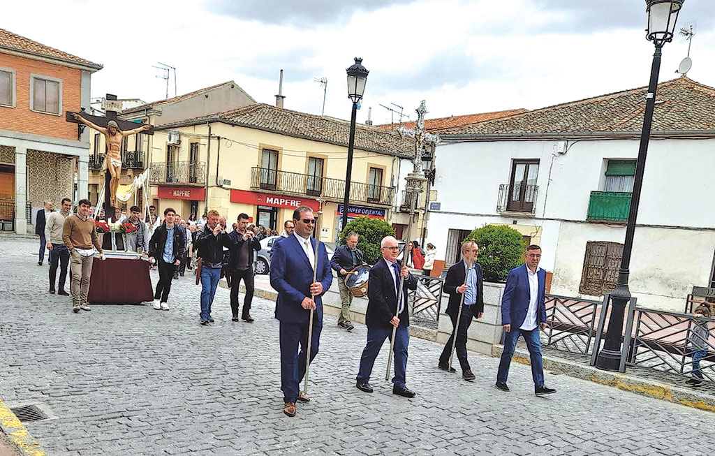 Procesión, con el Crucificado llevado por los hijos de cofrades. / Lourdes Matarranz