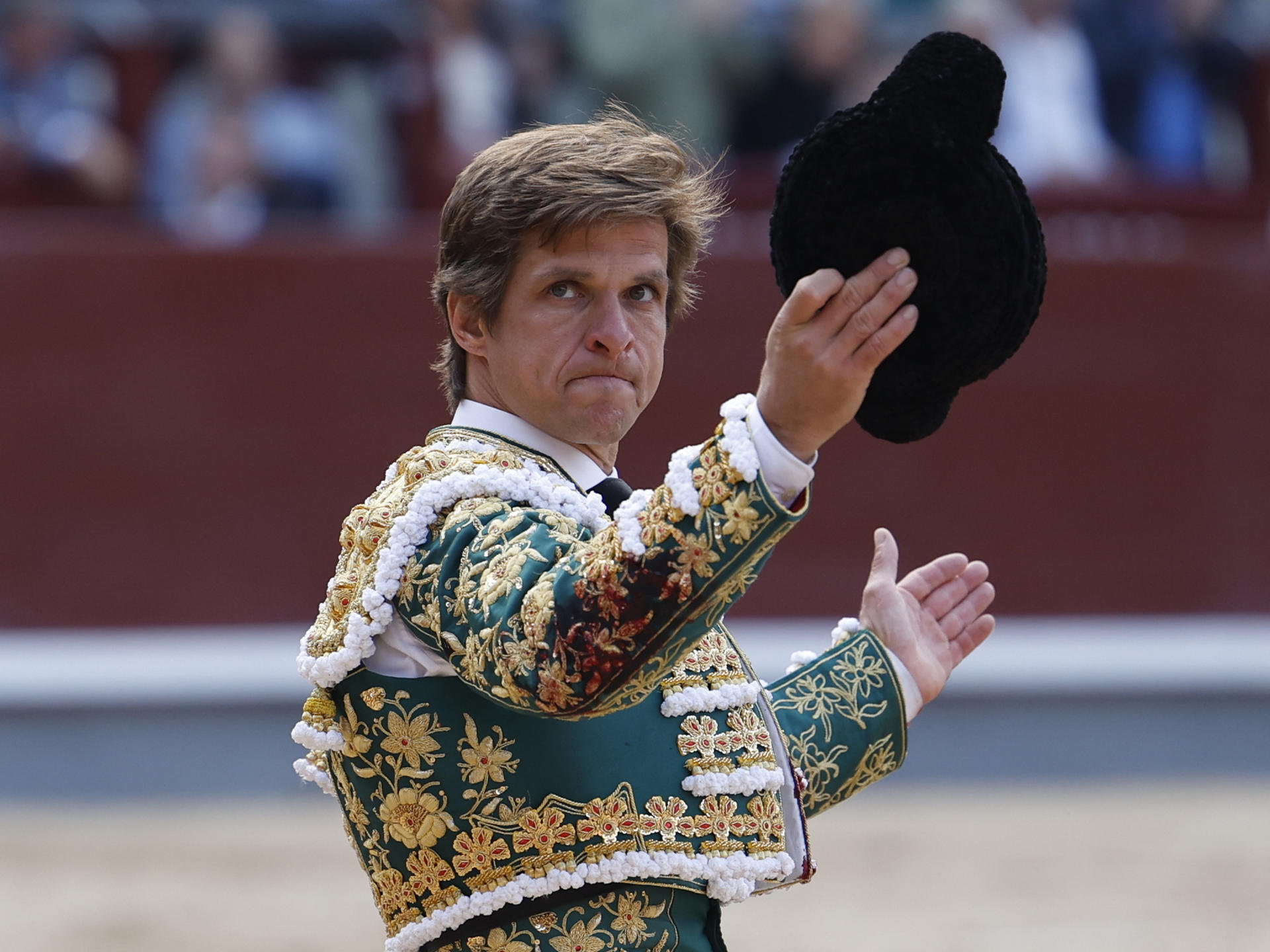 El Juli saluda una ovación en Las Ventas. / EFE - JUANJO MARTÍN