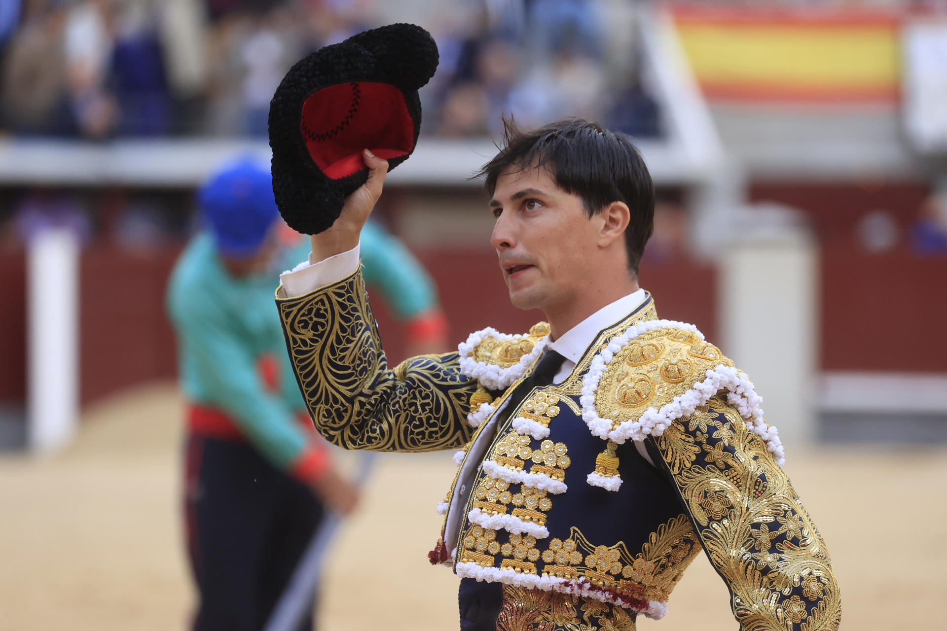 Francisco José Espada da una vuelta al ruedo en Las Ventas. EFE/ Zipi Aragón