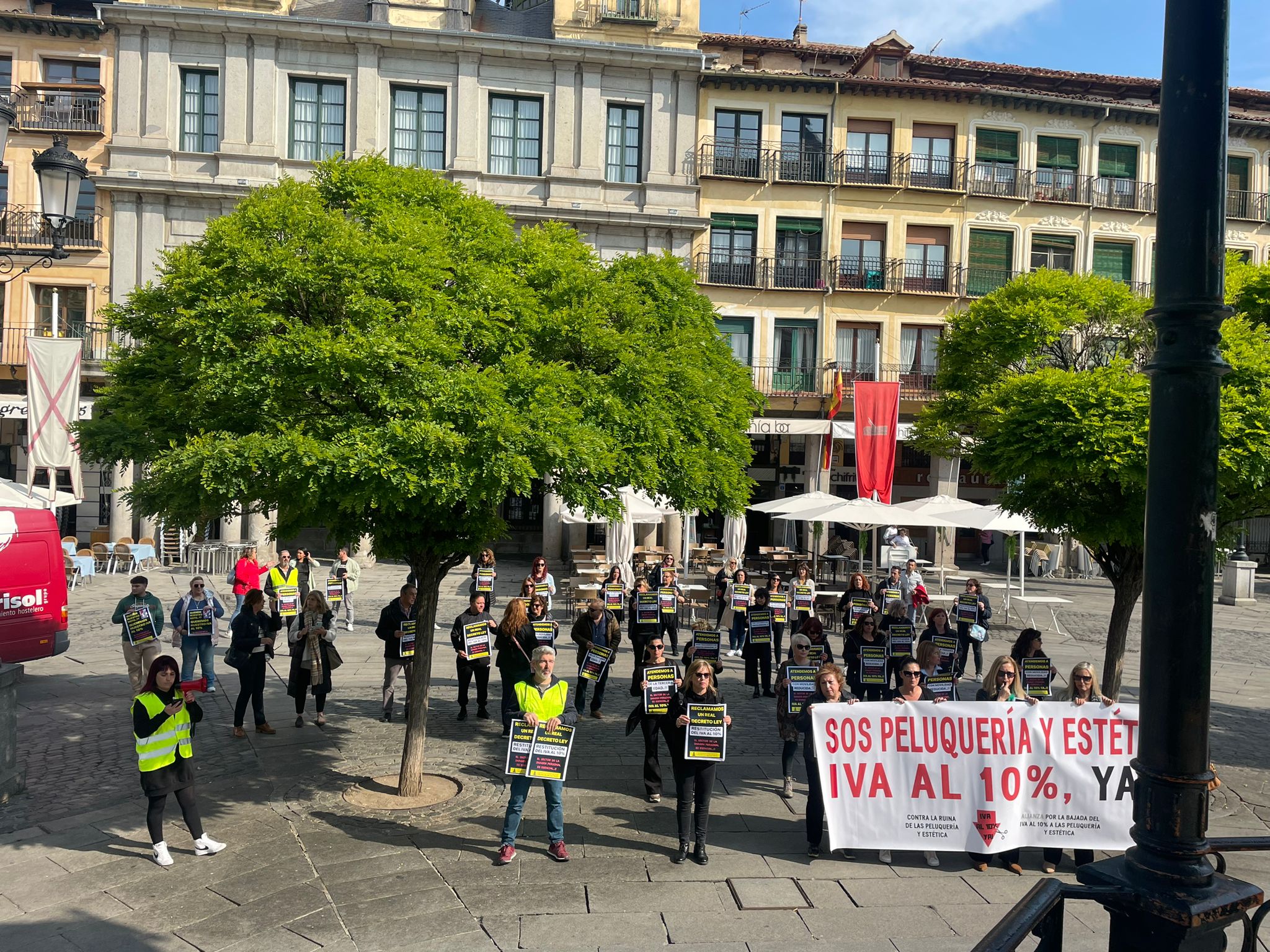 Profesionales del sector de imagen personal se concentran la Plaza Mayor de Segovia. / EL ADELANTADO