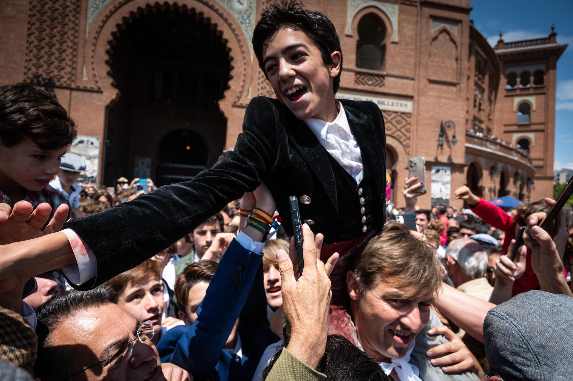 El joven Marco Pérez sale a hombros de la Monumental de Las Ventas. EFE/ Fernando Villar