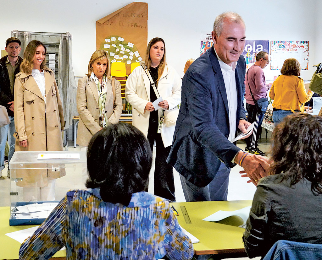 José Mazarías (PP), votó en el colegio donde estudió, El Peñascal. / Miguel Ángel Fernández