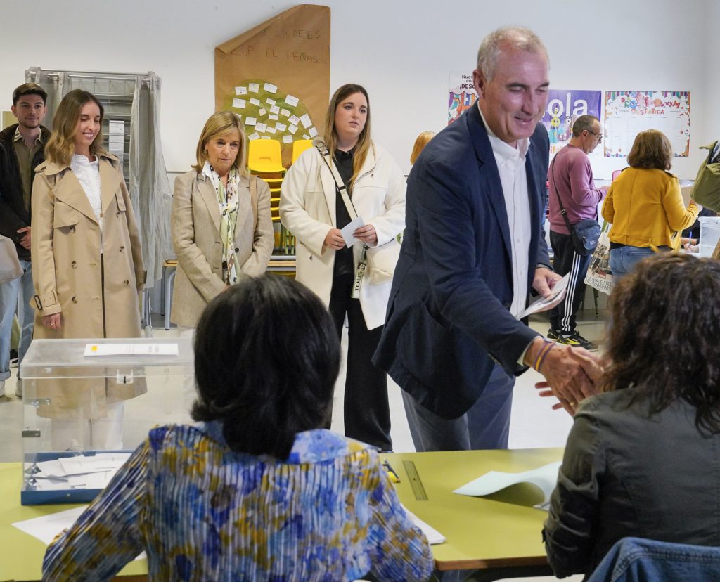 José Mazarías, votando este domingo, / MIGUEL ANGEL FERNÁNDEZ