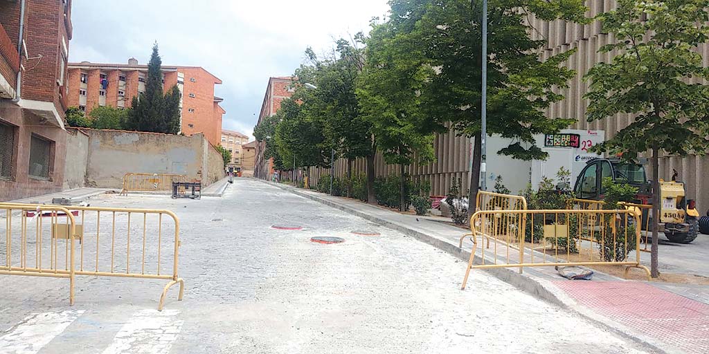El Ayuntamiento está ejecutando obras de renovación de redes y pavimentación de calzada y aceras en la calle del Caño Grande, en el barrio de Santa Eulalia. / E. A.