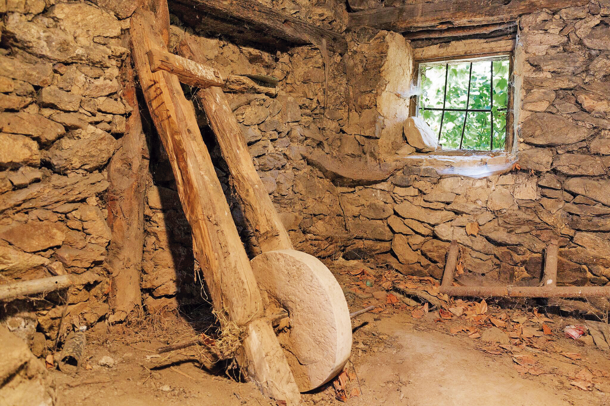 Interior de la fragua de Galíndez, con la piedra de afilar. / Asociación Galigalíndez