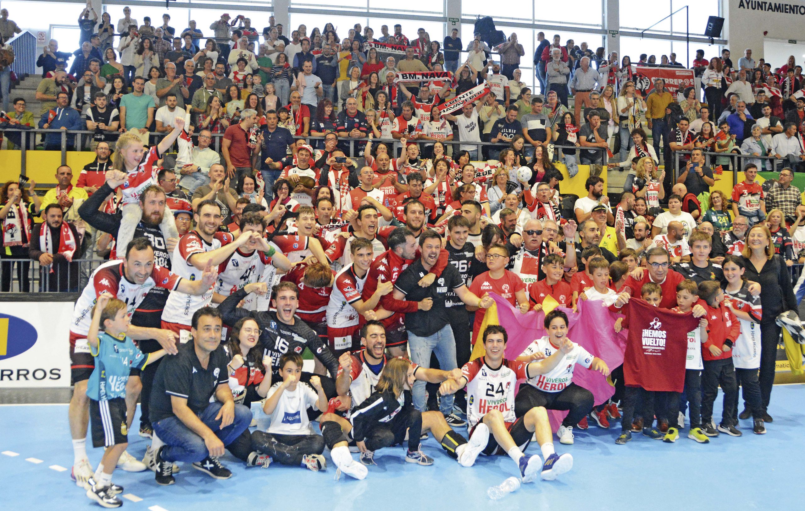 La familia del Balonmano Nava, con los seguidores que abarrotaron el pabellón celebrando el ascenso. / AMADOR MARUGÁN