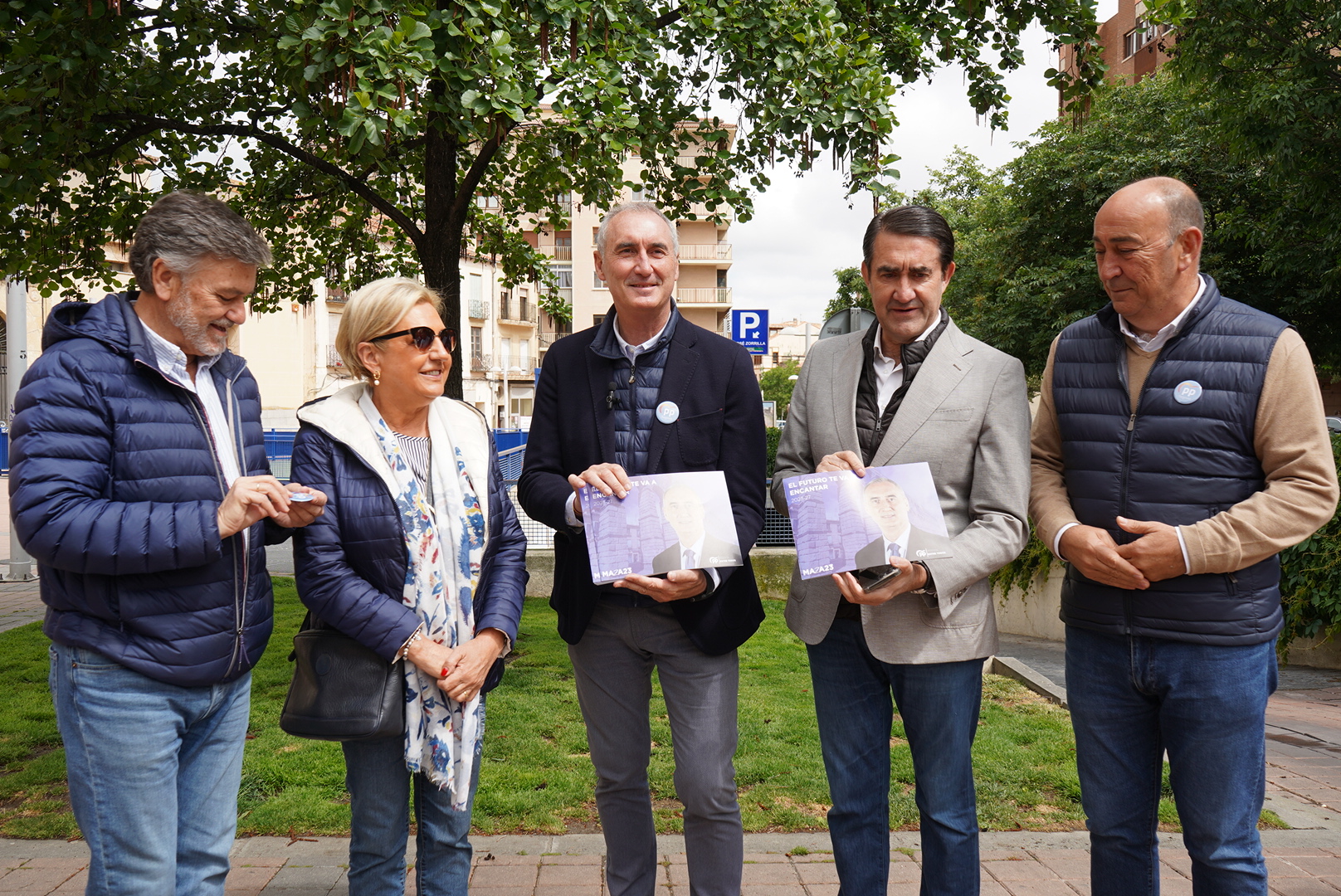 José Mazarías resalta el margen de mejora comercial que tiene José Zorrilla 1 Mazarías, ayer en la calle José Zorrilla, con otros miembros del PP.