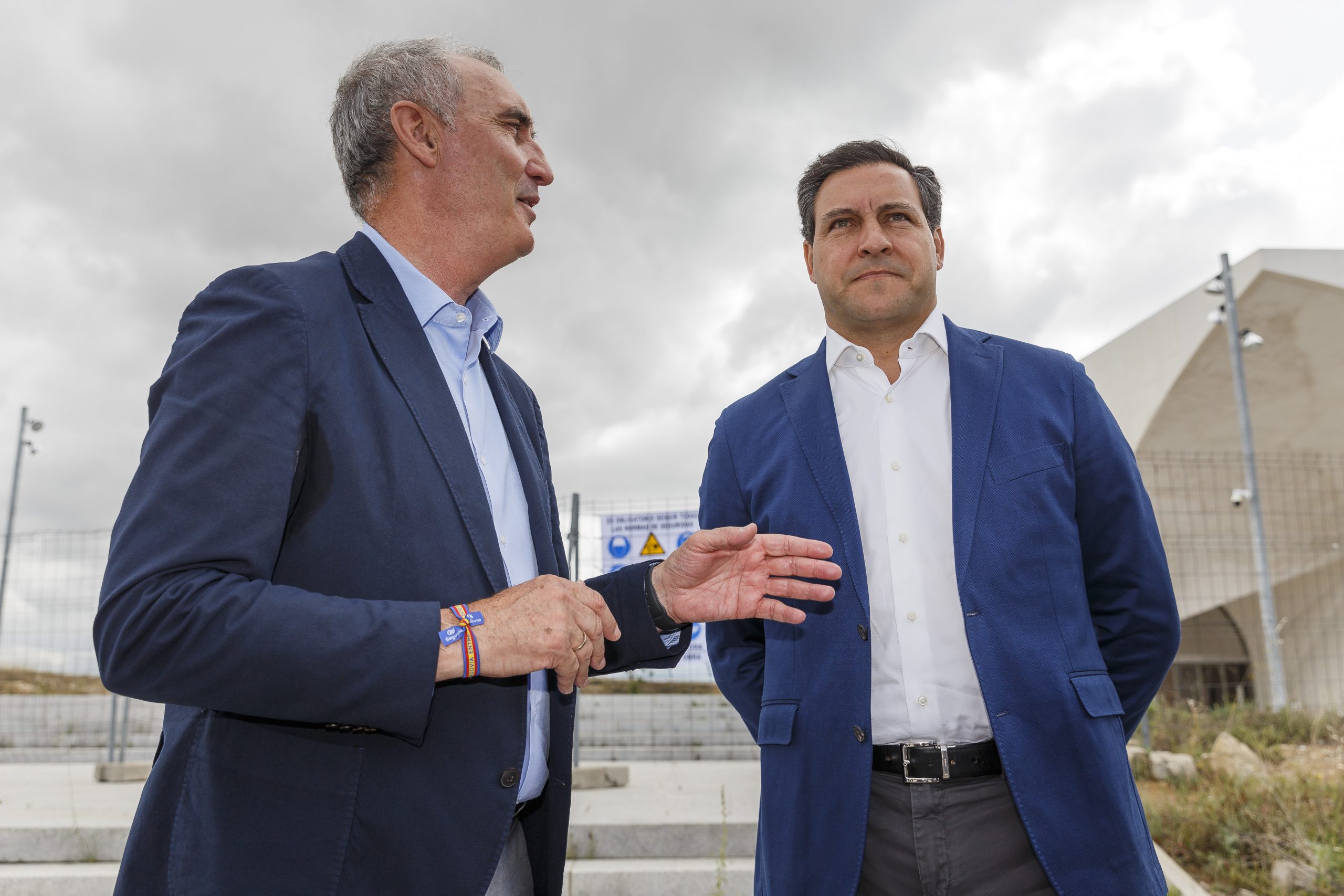 El candidato popular de a la Alcaldía de Seovia, José Mazarías, y el vicesecretario de Comunicación del PPCyL y portavoz del Grupo Popular en las Cortes de Castilla y León, Raúl de la Hoz. / NACHO VALVERDE - ICAL