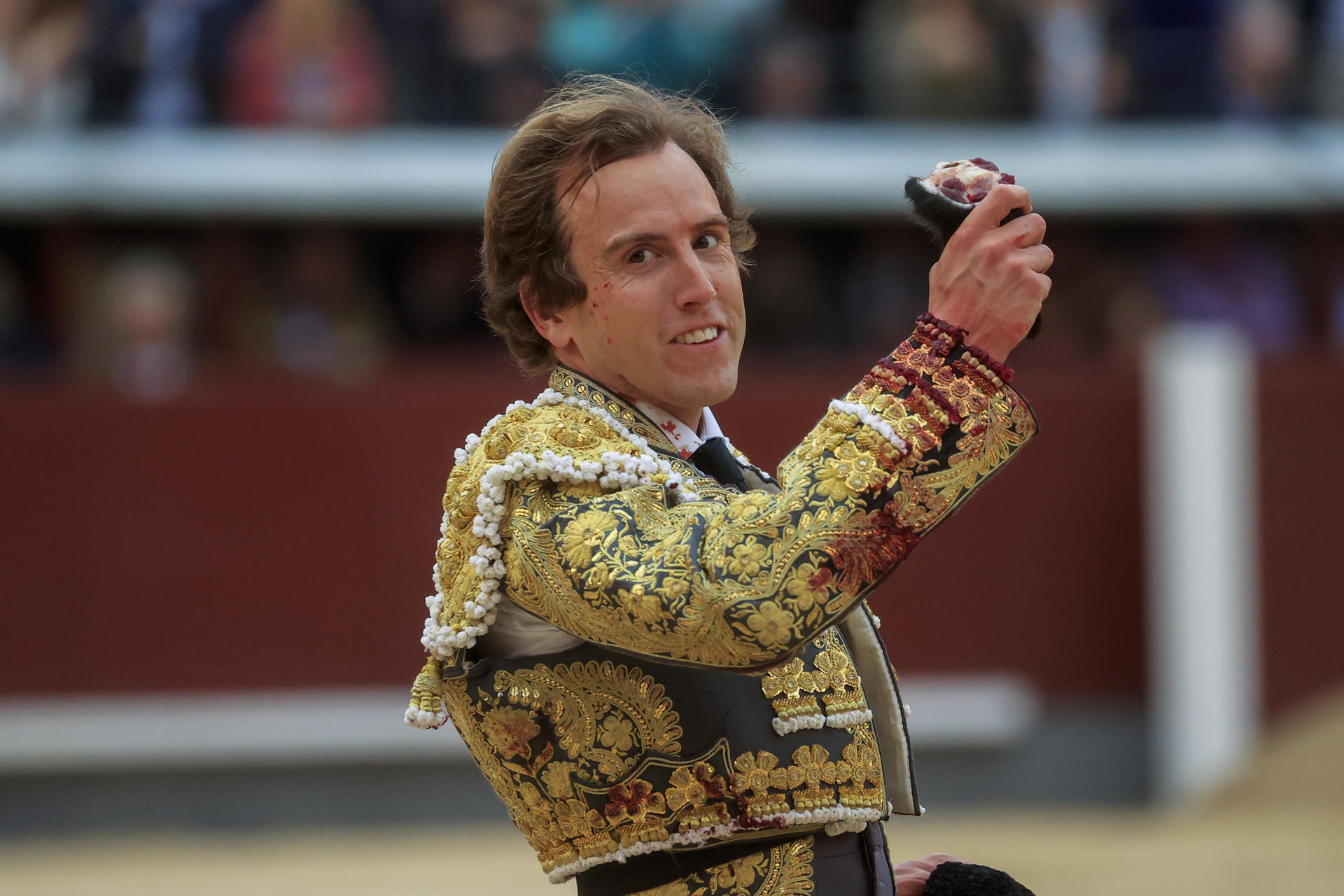 Román pasea una oreja en Las Ventas. EFE/ Zipi Aragón