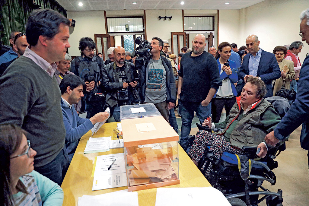 Una mujer con dificultades de movilidad se dispone a votar en unos comicios pasados. / EFE