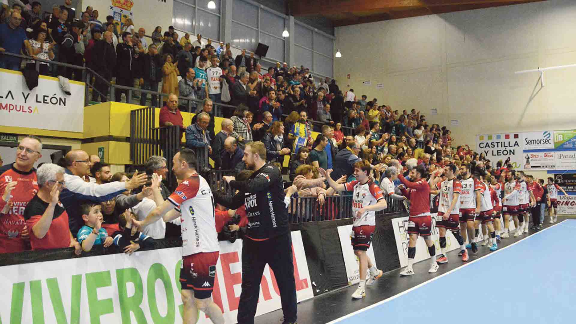 Los jugadores del Viveros Herol Nava saludan a los aficionados tras jugar en casa. / AMADOR MARUGÁN
