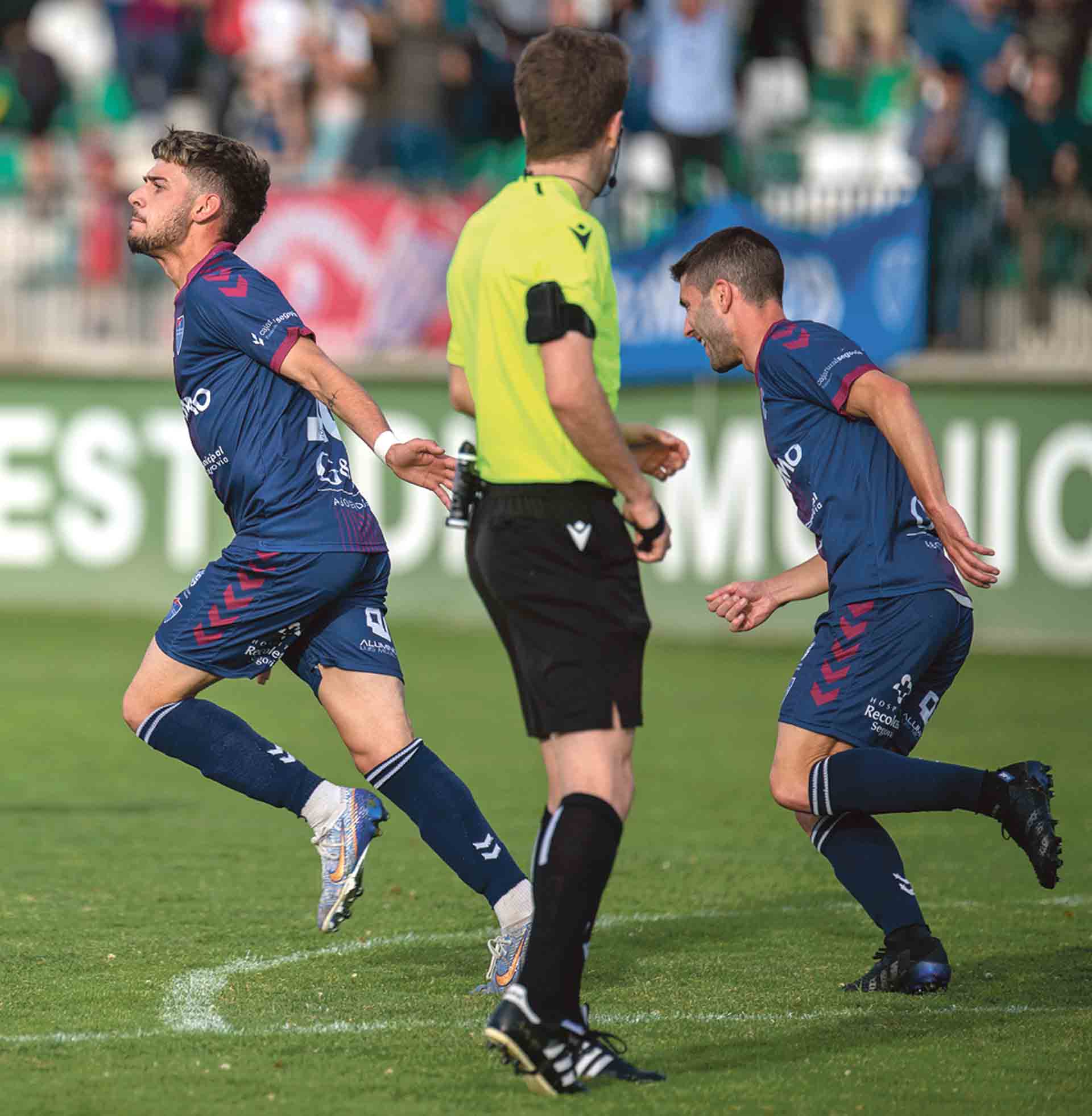 Ivo corre hacia el centro del campo después de marcar el gol que significaba el 2-2./ LUIS HORCAJADA