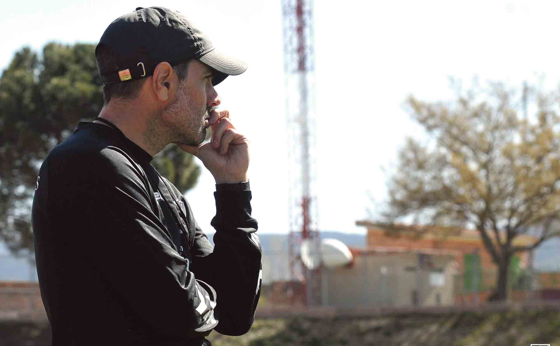 Ramsés, pensativo durante uno de los entrenamientos de la Gimnástica Segoviana en las pistas Antonio Prieto./ JUAN MARTÍN-G. SEGOVIANA