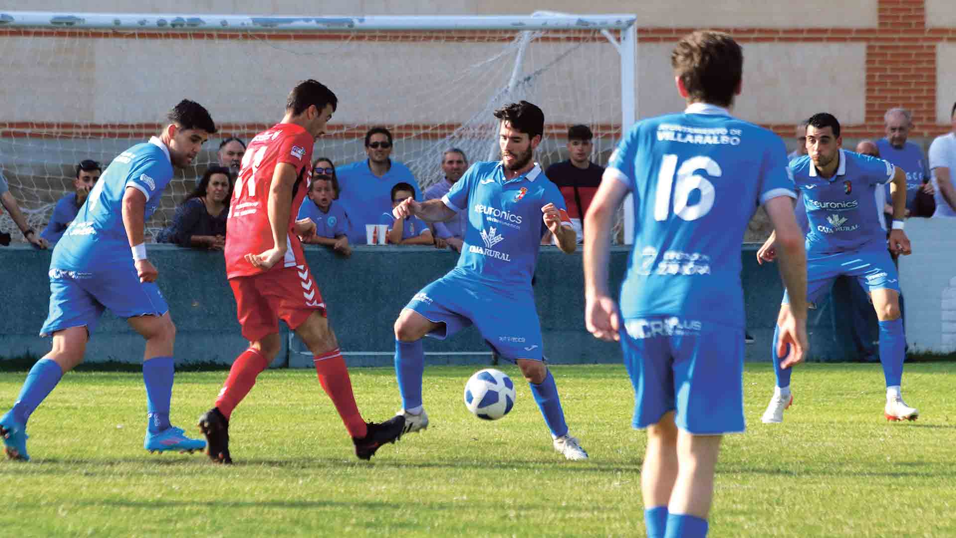 El jugador del Turégano logra pasar el balón ante varios jugadores contrarios./ LA OPINIÓN DE ZAMORA