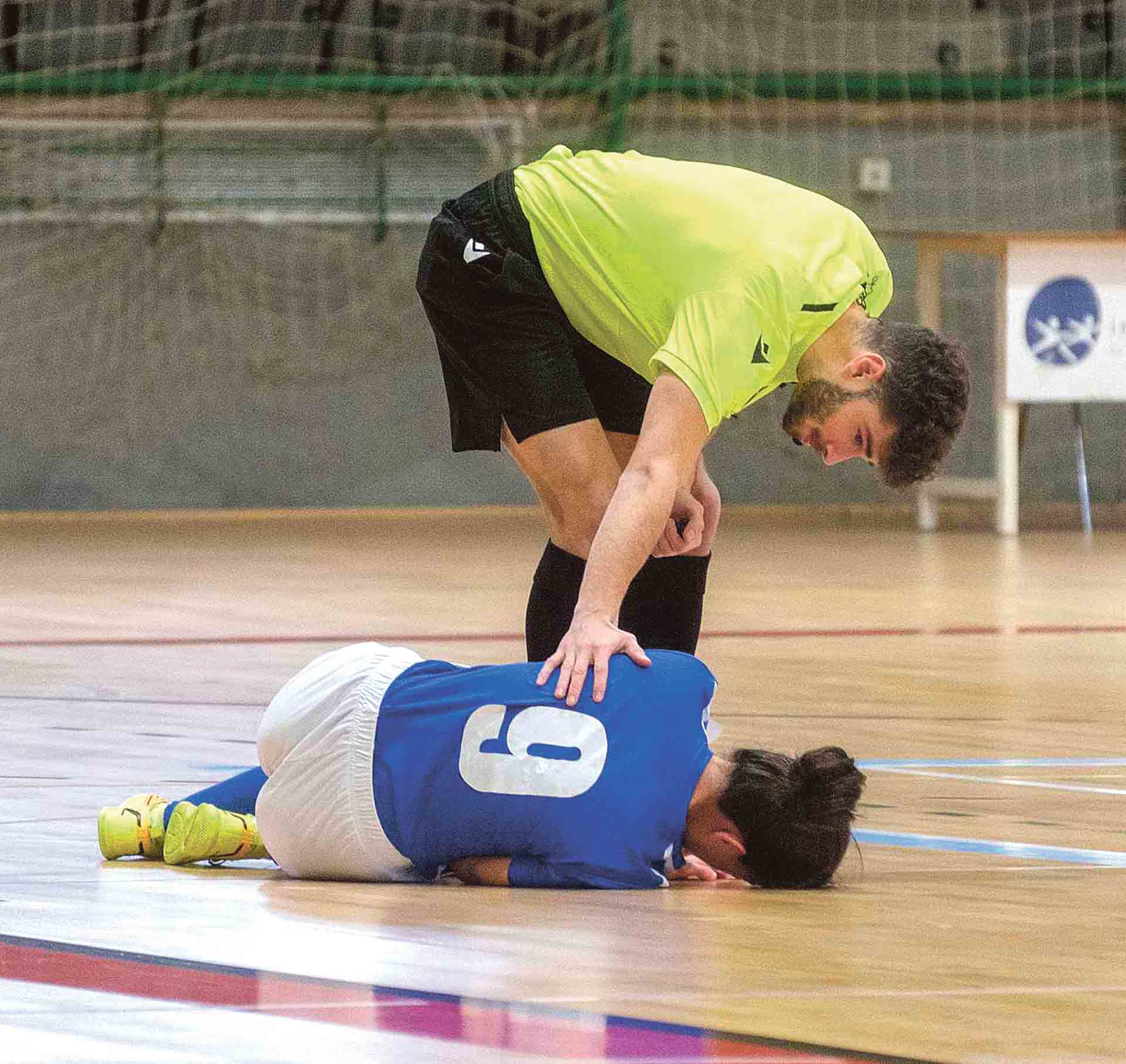 El árbitro se interesa por el estado físico de Sofi tras una falta./ KAMARERO