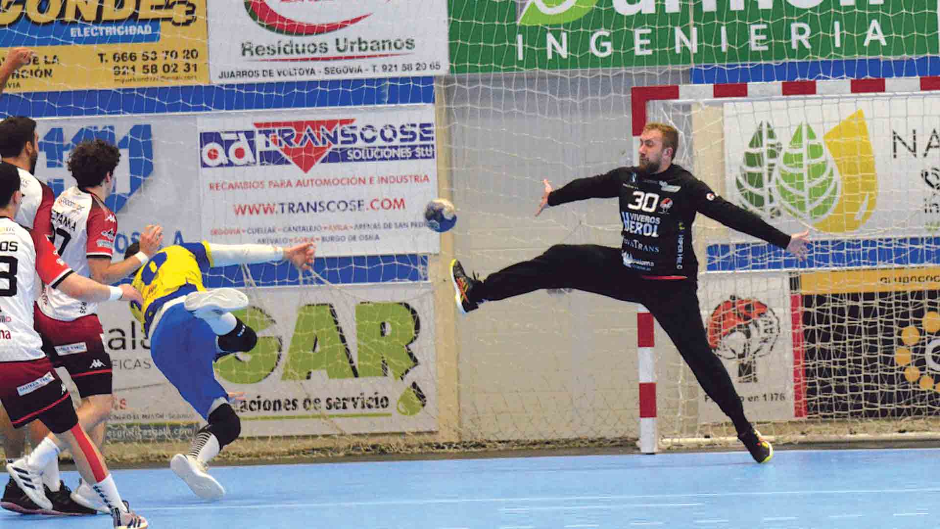 Imagen de un encuentro disputado por el BM Nava y el Caserío Ciudad Real. / AMADOR MARUGÁN