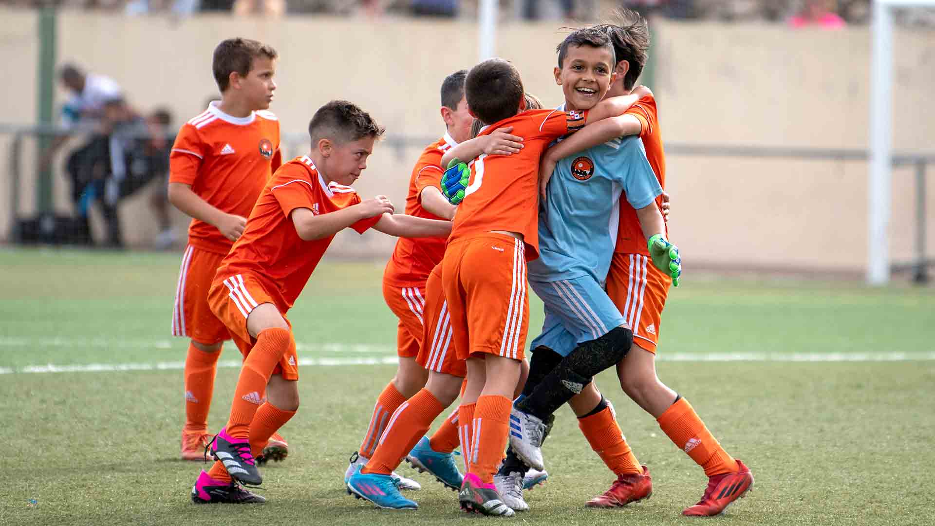 Varios jugadores se abrazan con el portero. / LUIS HORCAJADA