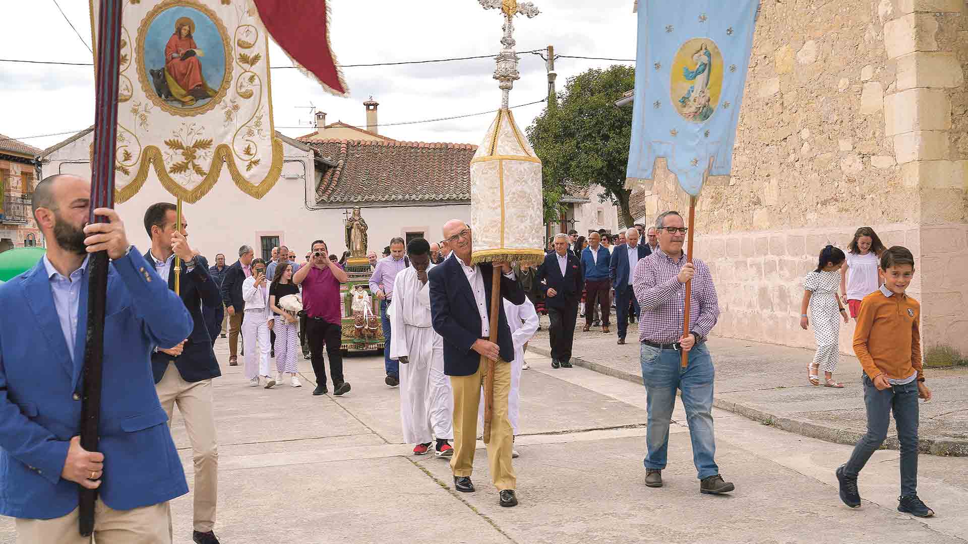 Procesión con la imagen de Santa Catalina por las calles del pueblo el domingo al mediodía. / Miguel Ángel Fernández
