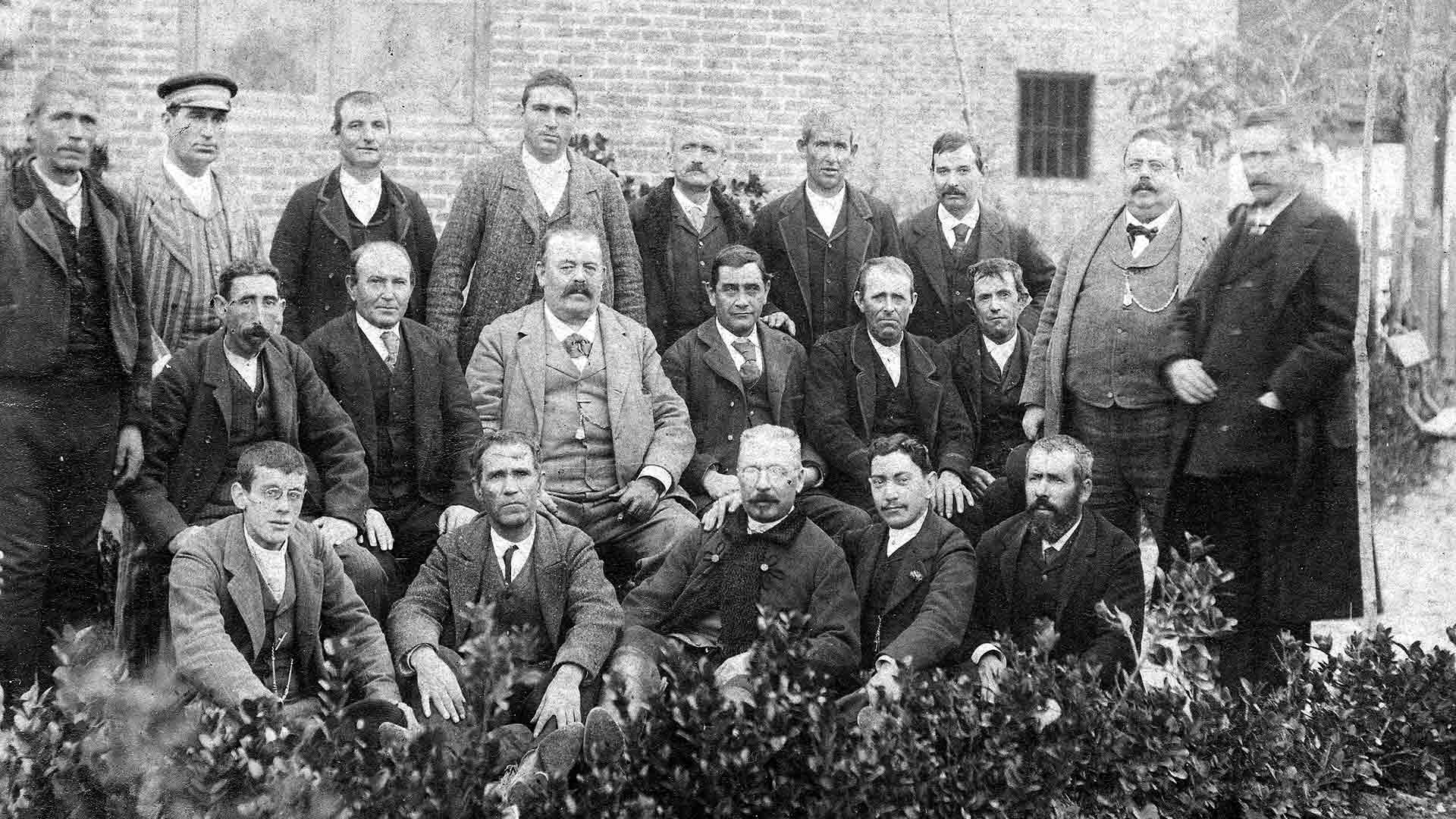 La participación de Nava de la Asunción en la Suscripción Nacional de 1898 2 Fotografía del año 1896, donde aparecen algunos de los mayores donantes de Nava. Archivo popular AyB