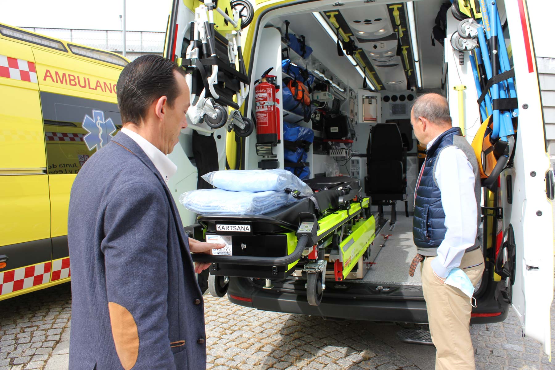 La flota se reparte en veintidós ambulancias de soporte vital para transporte urgente y otros cuarenta recursos para transporte programado