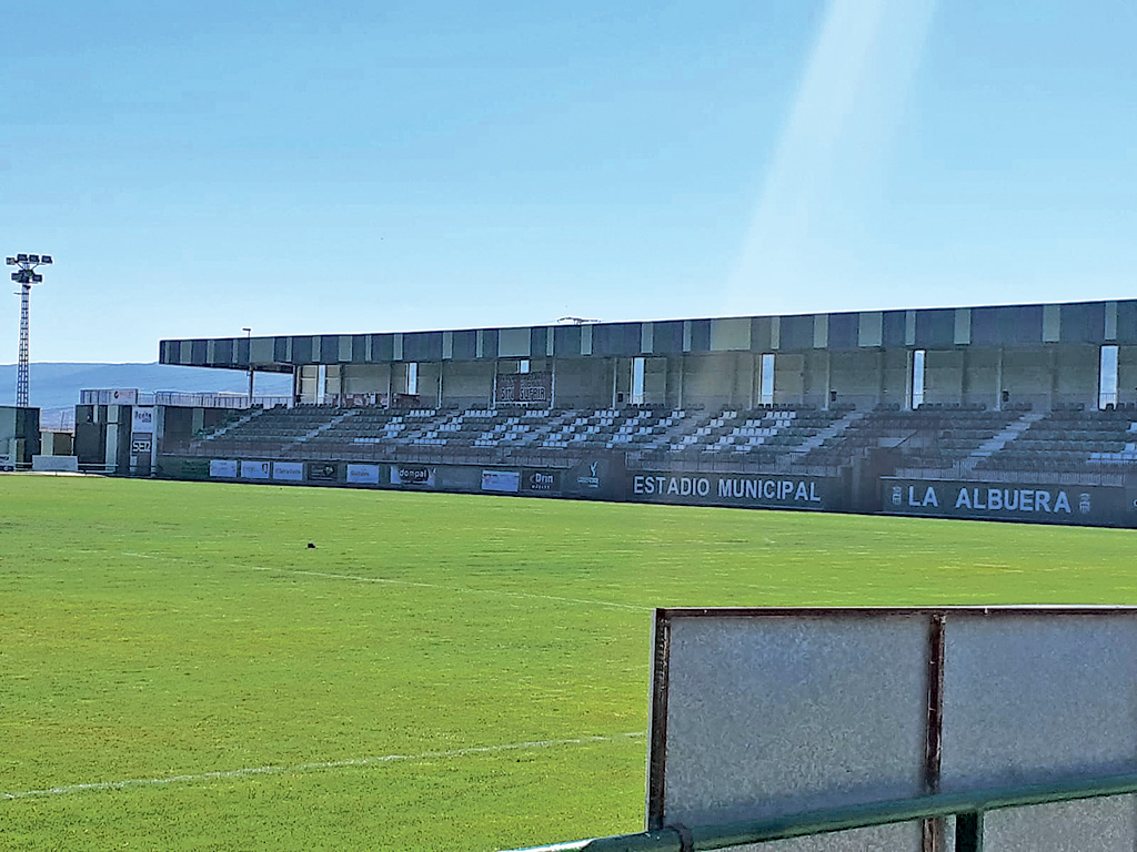 El campo municipal de La Albuera, vacío de actividad./ J.M.