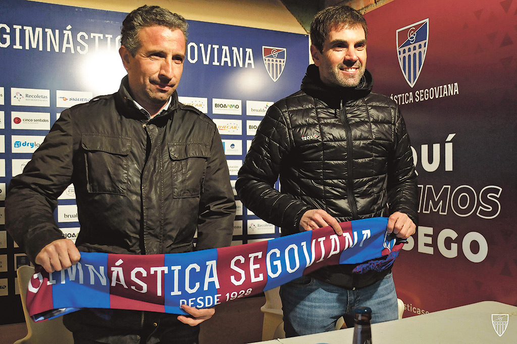 Agustín Cuenca y Ramsés Gil, durante la presentación del entrenador./ JUAN MARTÍN-G. SEGOVIANA
