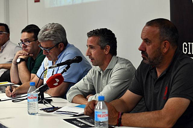 Agustín se dirige a los socios de la Segoviana durante un momento de la asamblea del club./ JUAN MARTÍN-G. SEGOVIANA