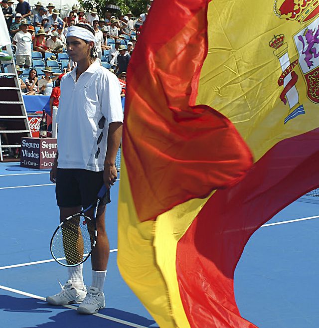 Rafa Nadal, escuchando el himno de España en los prolegómenos de la final del torneo de El Espinar que ganó en el año 2003./ PEDRO L. MERINO