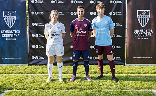Los jugadores de la Segoviana Lucía Rico, Javi Borrego y Manuel Gil, con las nuevas equipaciones./ MIGUEL ÁNGEL FERNÁNDEZ