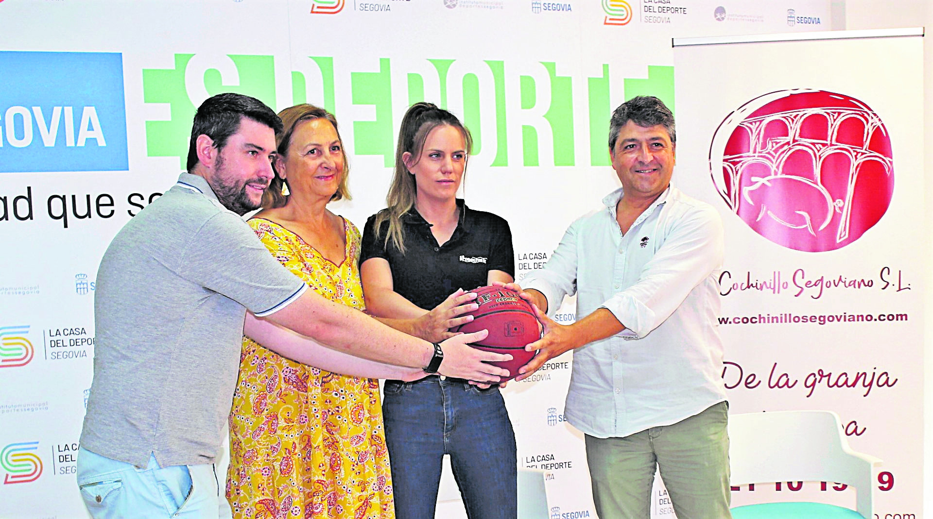 Mauro Martín, a la izquierda, junto a la ex-concejal de Deportes Marian Rueda, María Martín y Jorge Bernabé, director general de El Cochinillo Segoviano./ E.A.