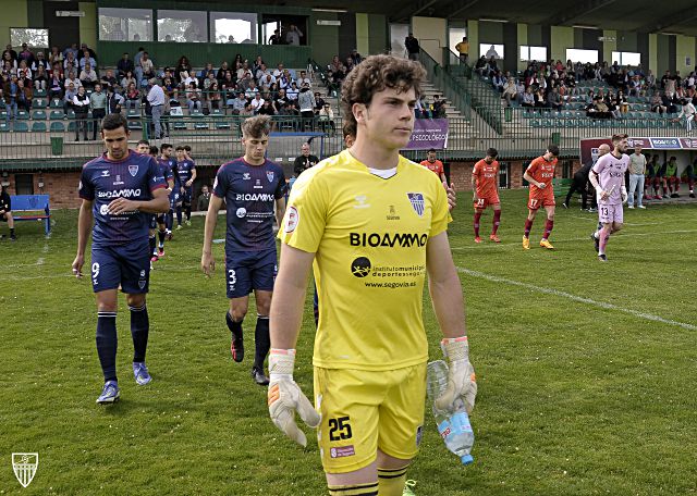 Héctor Oliva, en el campo de La Albuera durante los prolegómenos del partido ante el Socuéllamos./ JUAN MARTÍN-G. SEGOVIANA