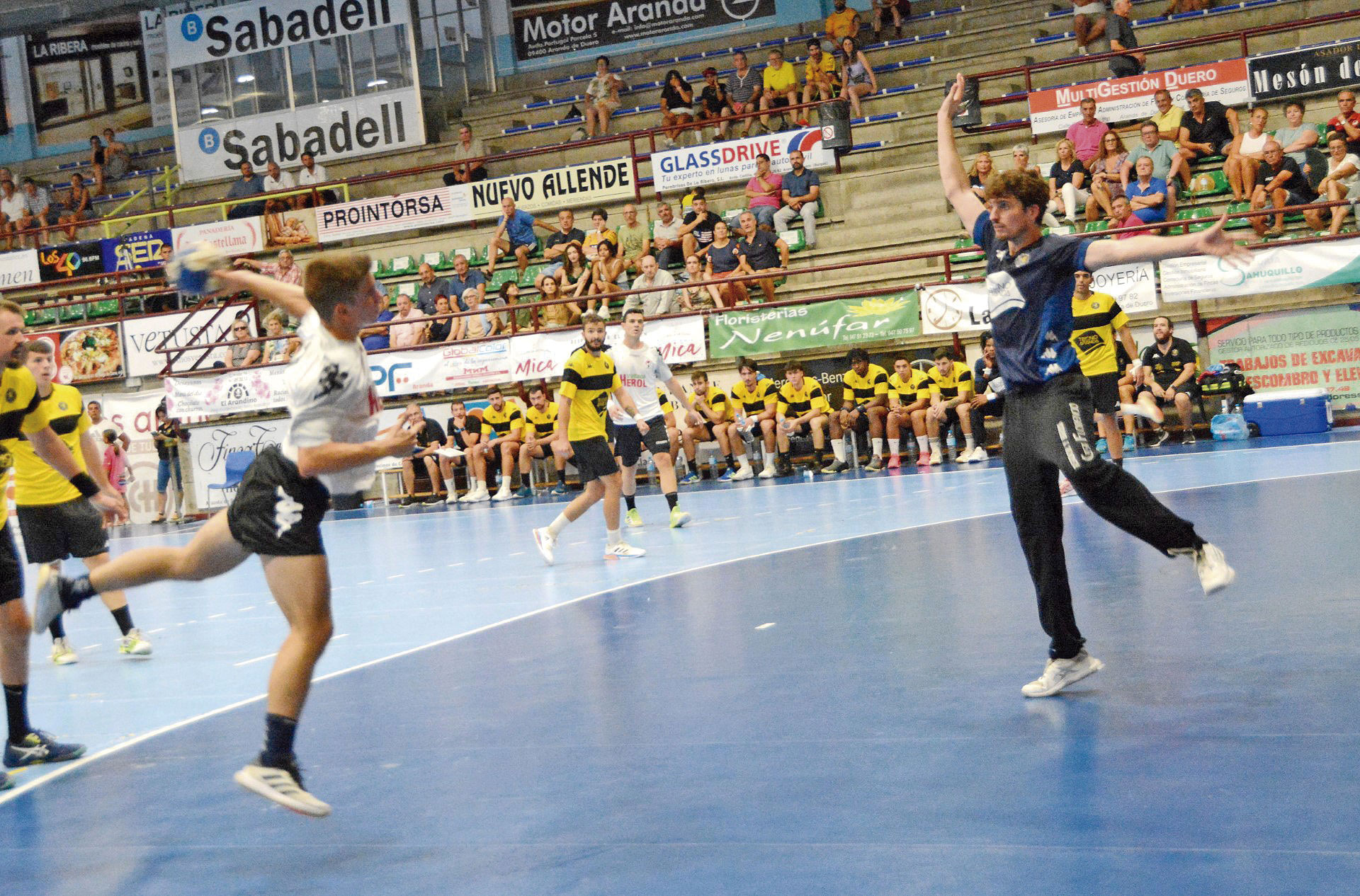 Luis de Vega frente a Sergio Casares en un amistoso jugado por el Nava y el Villa de Aranda./ AMADOR MARUGÁN