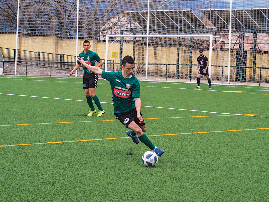 David Arranz golpea el balón en una imagen de archivo./ KAMARERO