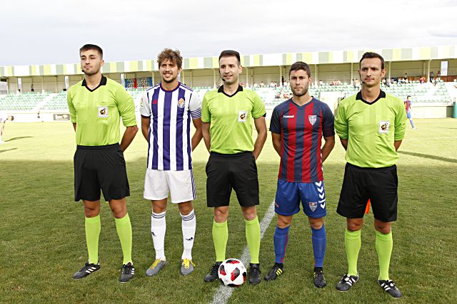 Cid Camacho, en el centro durante un amistoso de la Segoviana ante el Valladolid B. / NEREA LLORENTE