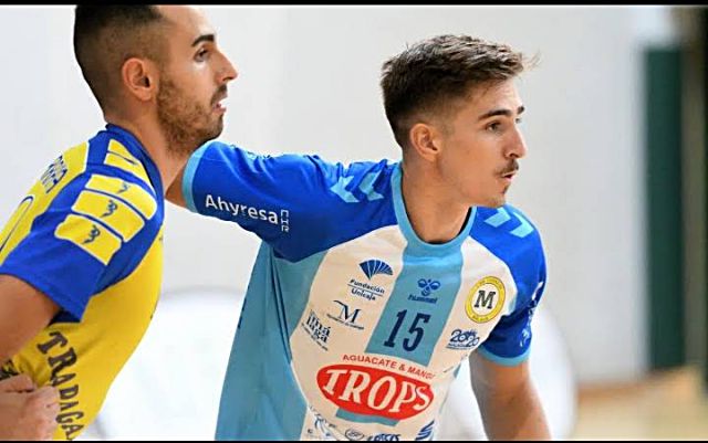 Palomeque, defendiendo a un jugador del Villa de Aranda./ AMADOR MARUGÁN