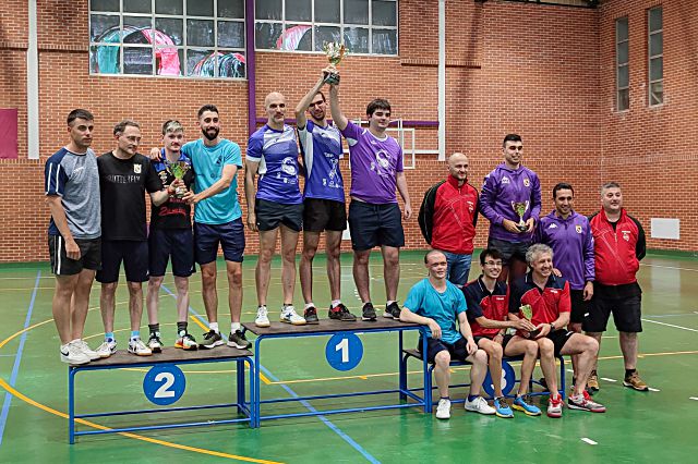Los jugadores del Seghos, en el centro del podio tras la entrega de premios del autonómico. / SEGHOS