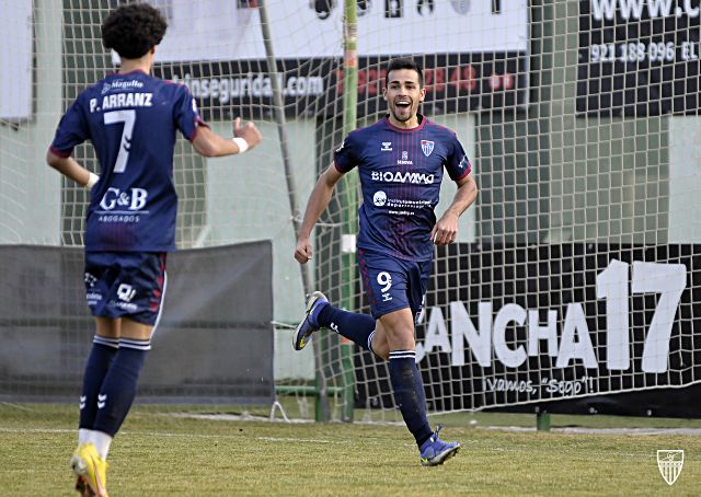 Gómez, celebrando uno de los goles conseguidos con la Gimnástica Segoviana en La Albuera./ JUAN MARTÍN-G. SEGOVIANA