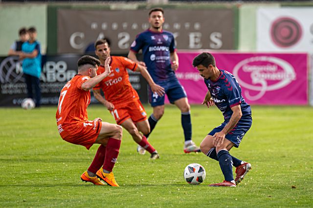 Javi Borrego intenta regatear a dos rivales durante un partido de la Segoviana. / LUIS HORCAJADA