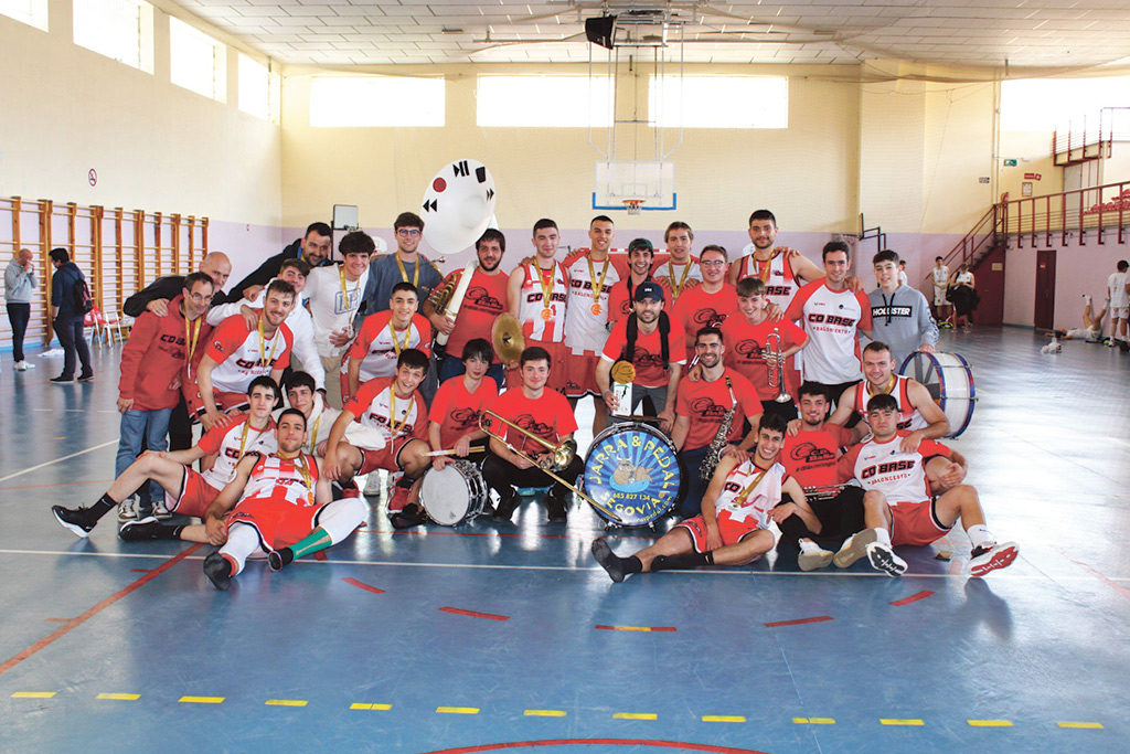 Equipo de la Primera División masculina del CD Base que se alzó con el título de campeón de la Copa Castilla y León./ EVA DE SANTOS
