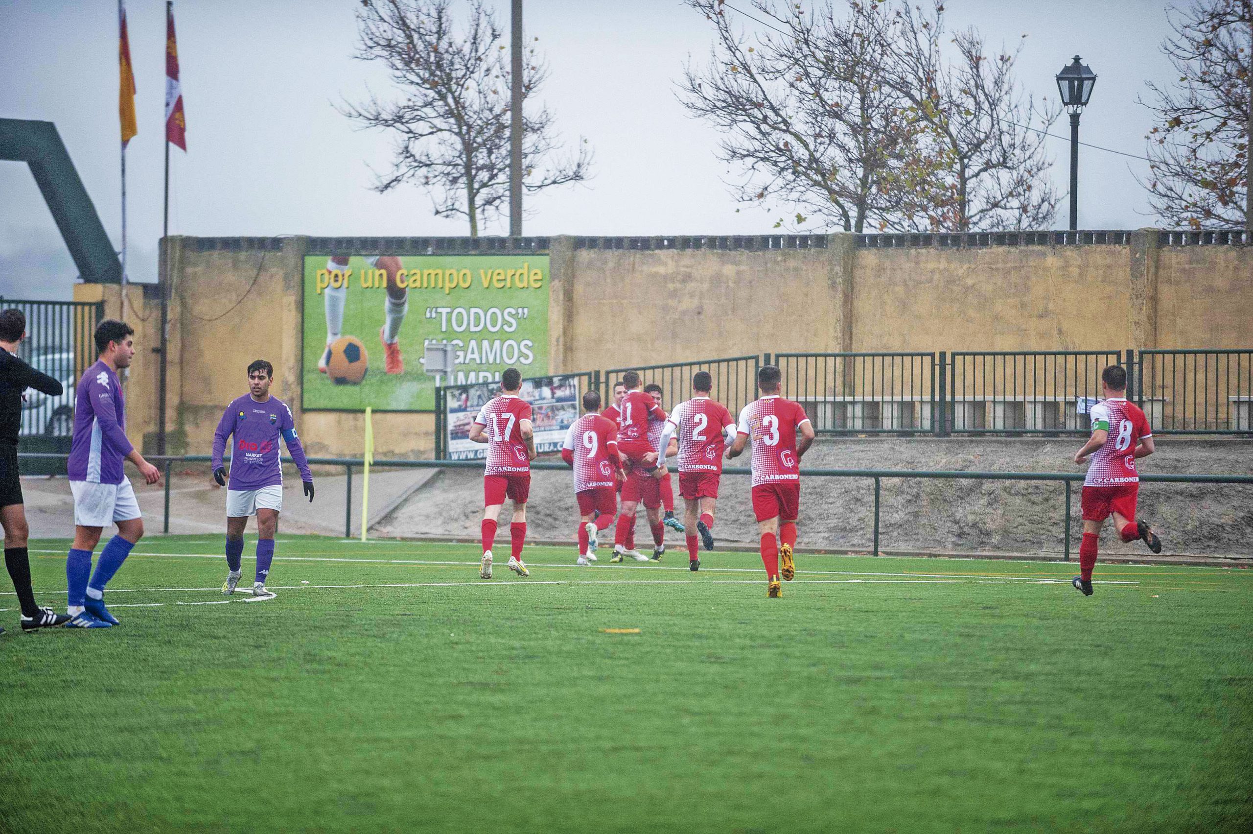 Los jugadores del Carbonero celebran un gol en el campo de La Mina./ KAMARERO