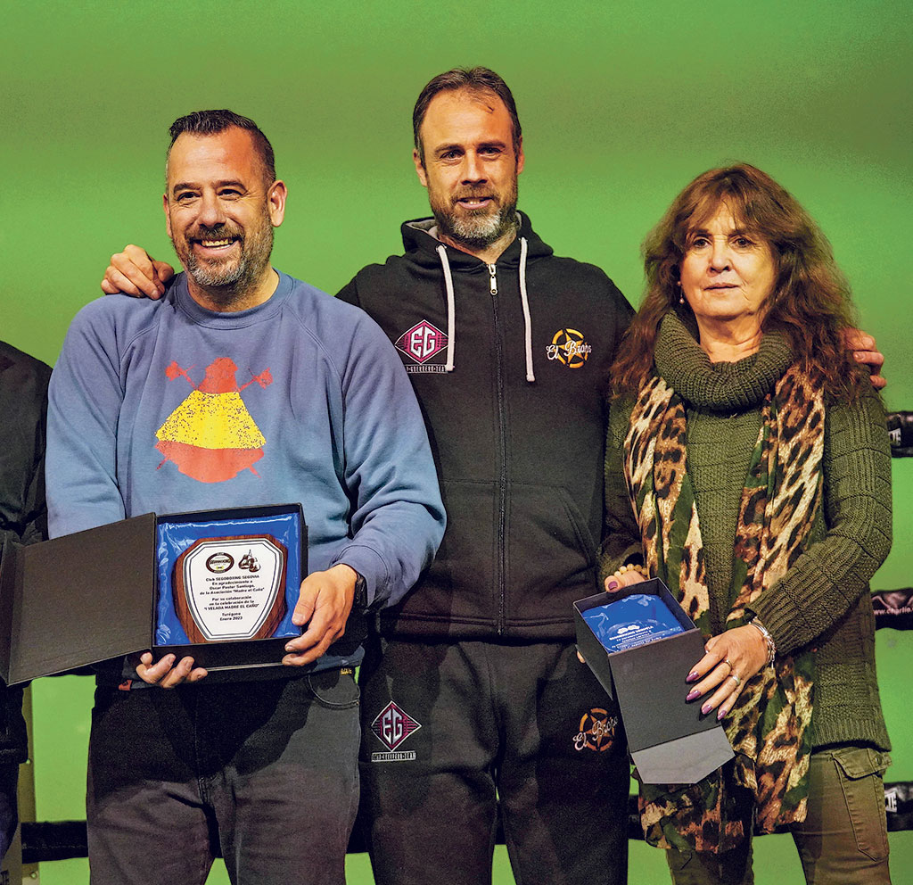 David Gómez, en el centro, junto a Óscar Pastor y Arancha Lorenzo tras la velada de boxeo celebrada en Turégano./ MIGUEL ÁNGEL FERNÁNDEZ