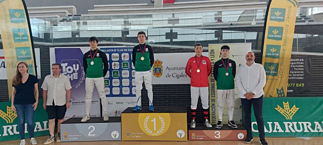 Foto del podio M17 con el triplete del Club de Esgrima de Segovia. / E.A.